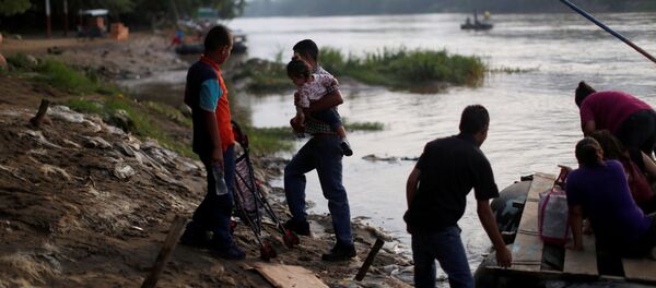 Migrantes centroamericanos intentan cruzar a México por el río Suchiate, en Chiapas, frontera con Guatemala - Sputnik Mundo