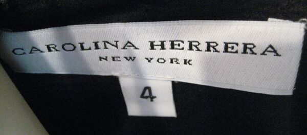 Etiqueta de una prenda de ropa de Carolina Herrera - Sputnik Mundo