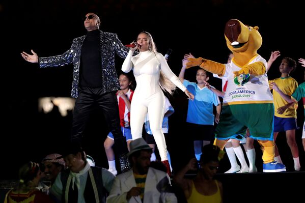 La cantante colombiana Karol G, el artista brasileño Léo Santana y Zizito - Sputnik Mundo