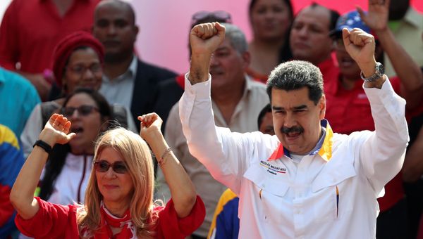 El presidente de Venezuela, Nicolás Maduro, junto a su mujer, Cilia Flores El presidente de Venezuela, Nicolás Maduro, junto a su mujer, Cilia Flores - Sputnik Mundo