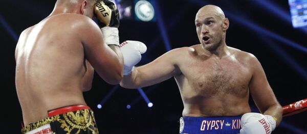 Tyson Fury le hace la cobra a su rival antes de noquearl Tyson Fury le hace la cobra a su rival antes de noquearl - Sputnik Mundo