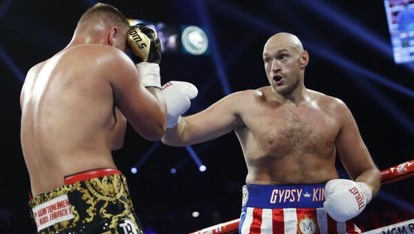 Tyson Fury le hace la cobra a su rival antes de noquearl - Sputnik Mundo