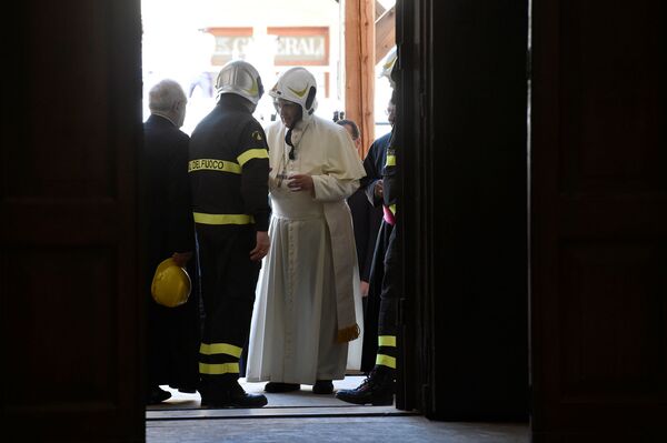 Con casco y cruz: la nueva imagen de la Iglesia católica (fotos) - Sputnik Mundo