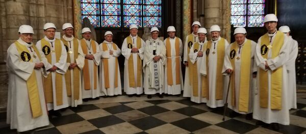 Una misa en la catredral de Notre Dame - Sputnik Mundo