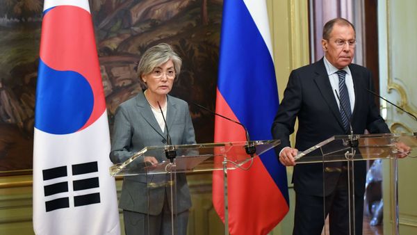 La ministra de Exteriores surcoreana, Kang Kyung-hwa, con su par ruso, Serguéi Lavrov La ministra de Exteriores surcoreana, Kang Kyung-hwa, con su par ruso, Serguéi Lavrov - Sputnik Mundo