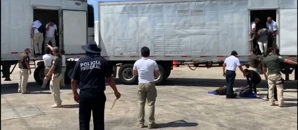 Detienen a 800 migrantes escondidos en tráileres en Veracruz - Sputnik Mundo