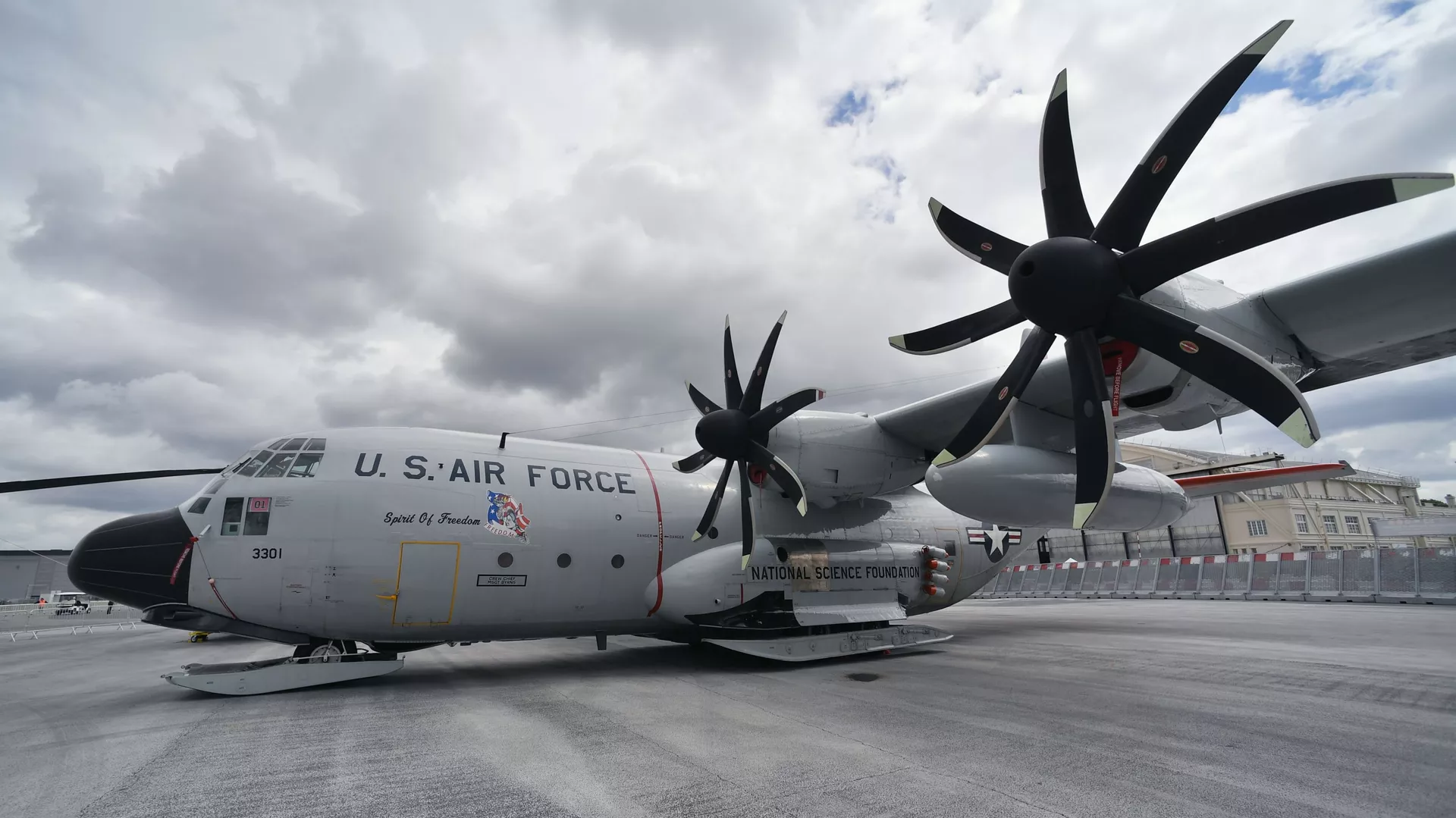 Военно-транспортный самолет Lockheed C-130 Hercules, оборудованный лыжными шасси, в аэропорту Ле-Бурже, где пройдет международный аэрокосмический салон Paris Air Show 2019 Военно-транспортный самолет Lockheed C-130 Hercules, оборудованный лыжными шасси, в аэропорту Ле-Бурже, где пройдет международный аэрокосмический салон Paris Air Show 2019 - Sputnik Mundo, 1920, 21.12.2023