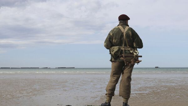 Un hombre en la playa durante el evento para conmemorar el 75 aniversario del Día D - Sputnik Mundo