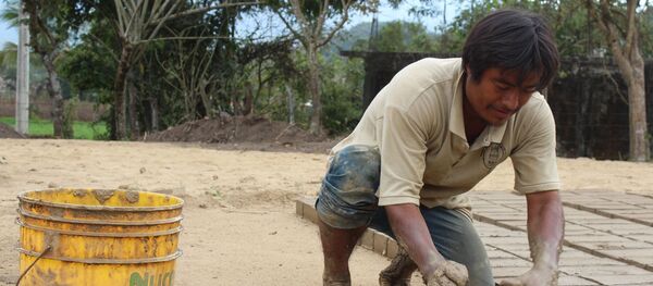 Un hombre fabrica ladrillos en Oaxaca (México) - Sputnik Mundo