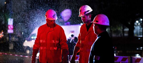 Técnicos de la compañía de electricidad Edenor trabajan para reparar un generador durante un apagón en Buenos Aires (Argentina), el 16 de junio de 2019 Técnicos de la compañía de electricidad Edenor trabajan para reparar un generador durante un apagón en Buenos Aires (Argentina), el 16 de junio de 2019 - Sputnik Mundo