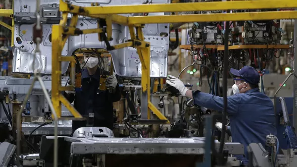 Empleados de una planta en China - Sputnik Mundo