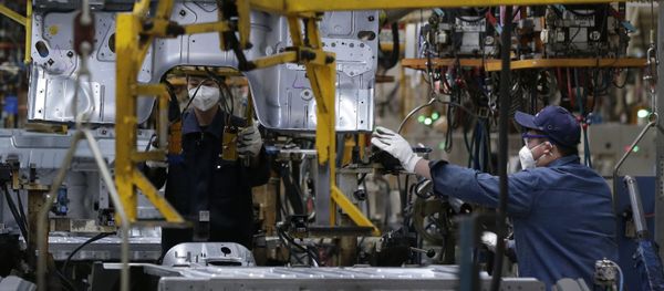 Empleados de una planta en China - Sputnik Mundo