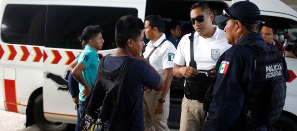 La policía mexinana controla a los migrantes - Sputnik Mundo