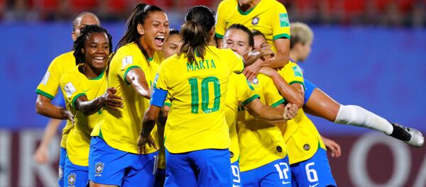 La selección brasileña celebra el triunfo sobre Italia en el Mundial Femenino Francia 2019 - Sputnik Mundo