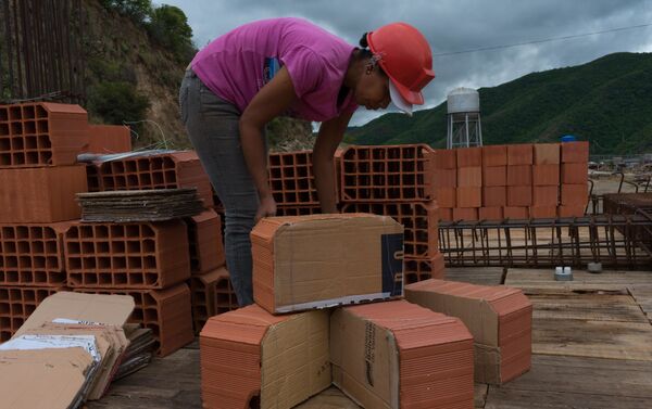 Mujeres venezolanas se incorporan al programa social del Gobierno Gran Misión Vivienda Venezuela para construir sus casas Mujeres venezolanas se incorporan al programa social del Gobierno Gran Misión Vivienda Venezuela para construir sus casas - Sputnik Mundo