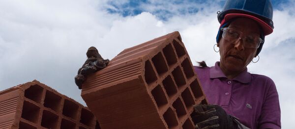 Mujeres venezolanas se incorporan al programa social del Gobierno Gran Misión Vivienda Venezuela para construir sus casas - Sputnik Mundo