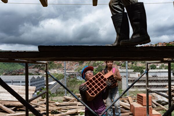 Mujeres venezolanas se incorporan al programa social del Gobierno Gran Misión Vivienda Venezuela para construir sus casas Mujeres venezolanas se incorporan al programa social del Gobierno Gran Misión Vivienda Venezuela para construir sus casas - Sputnik Mundo