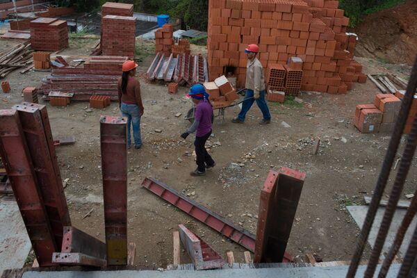 Mujeres venezolanas se convierten en constructoras para dar forma a sus sueños (fotos) Mujeres venezolanas se convierten en constructoras para dar forma a sus sueños (fotos) - Sputnik Mundo