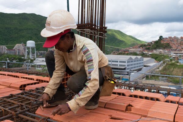 Mujeres venezolanas se convierten en constructoras para dar forma a sus sueños (fotos) Mujeres venezolanas se convierten en constructoras para dar forma a sus sueños (fotos) - Sputnik Mundo