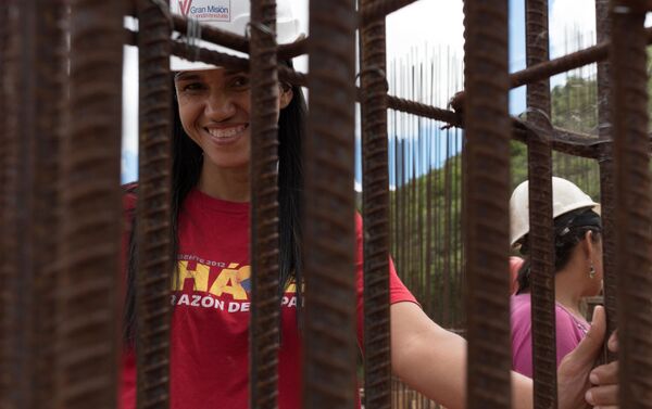 Albañilería, herrería y carpintería, algunas de las funciones que desempeñan las mujeres en la construcción de los edificios que conformarán el complejo urbanístico llamado 'Jorge Rodríguez Padre' Albañilería, herrería y carpintería, algunas de las funciones que desempeñan las mujeres en la construcción de los edificios que conformarán el complejo urbanístico llamado 'Jorge Rodríguez Padre' - Sputnik Mundo
