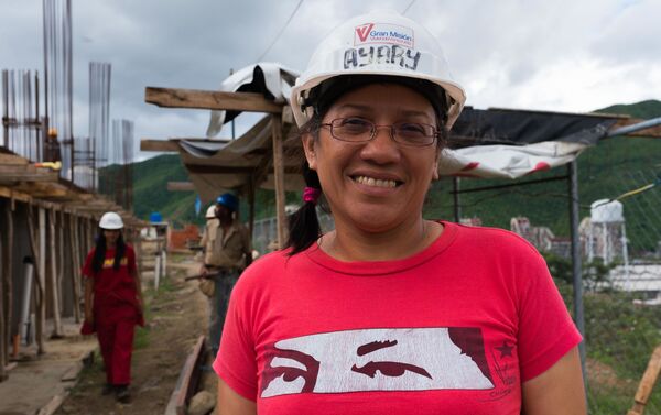 Un grupo de mujeres venezolanas contó a Sputnik que jamás pensó trabajar en el sector de construcción de obras, pero al proponerles trabajar para obtener su propia vivienda no dudaron en aprender Un grupo de mujeres venezolanas contó a Sputnik que jamás pensó trabajar en el sector de construcción de obras, pero al proponerles trabajar para obtener su propia vivienda no dudaron en aprender - Sputnik Mundo
