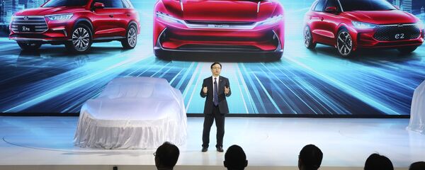 El presidente de BYD Auto, Wang Chuanfu, presenta los últimos modelos de autos eléctricos en Auto Shanghai 2019 El presidente de BYD Auto, Wang Chuanfu, presenta los últimos modelos de autos eléctricos en Auto Shanghai 2019 - Sputnik Mundo