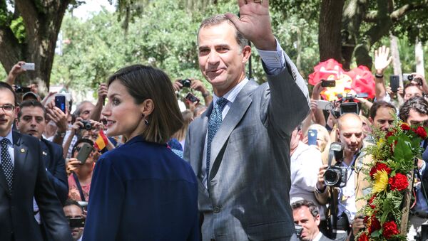 El rey Felipe VI y la reina Letizia visitan el monumento a la Constitución española en la Plaza de la Constitución en San Augustín - Sputnik Mundo