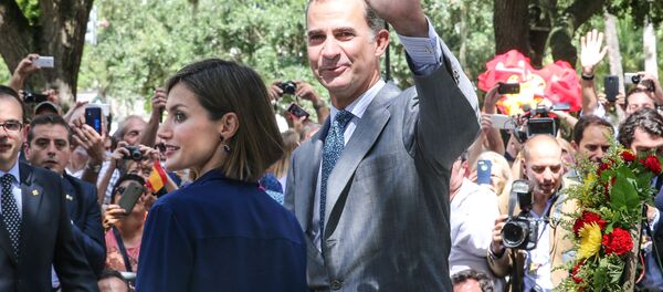 El rey Felipe VI y la reina Letizia visitan el monumento a la Constitución española en la Plaza de la Constitución en San Augustín - Sputnik Mundo