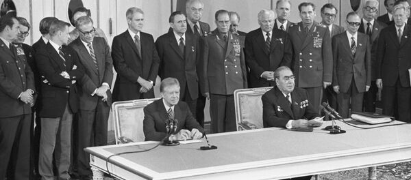 El secretario general de la URSS Leonid Brézhnev y el presidente de EEUU Jimmy Carter durante la firma del SALT II - Sputnik Mundo