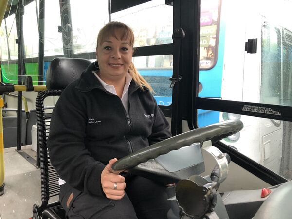 Las mujeres buscan abrirse camino como conductoras de autobús en Argentina - Sputnik Mundo