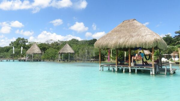 La paradisíaca Laguna de los Siete Colores, en Quintana Roo, México - Sputnik Mundo