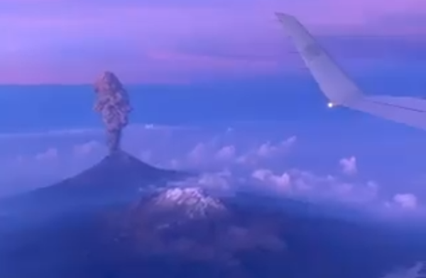 Vista a vuelo de pájaro de la erupción del volcán Popocatépetl Vista a vuelo de pájaro de la erupción del volcán Popocatépetl - Sputnik Mundo