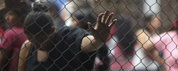 Migrantes venezolanos esperan en el punto de control en la frontera entre Ecuador y Perú - Sputnik Mundo