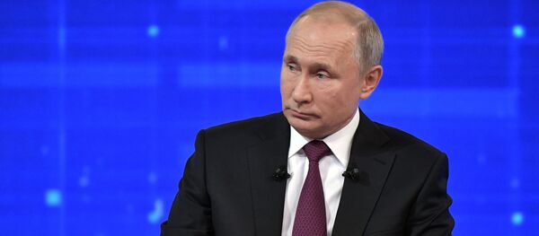 El presidente de Rusia, Vladímir Putin, durante la 'Línea directa' - Sputnik Mundo