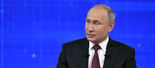 El presidente de Rusia, Vladímir Putin, durante la 'Línea directa'  - Sputnik Mundo