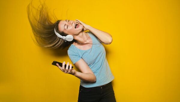 Una joven feliz, imagen referencial Una joven feliz, imagen referencial - Sputnik Mundo