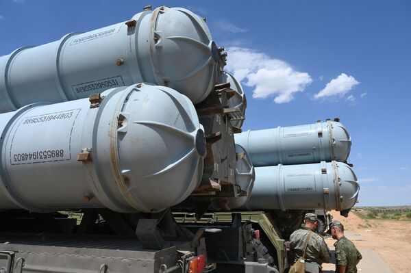 3, 2, 1... ¡Fuego! Los S-300 destruyen blancos enemigos durante unos ejercicios en Astracán  - Sputnik Mundo