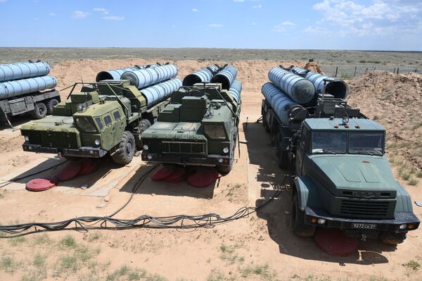 3, 2, 1... ¡Fuego! Los S-300 destruyen blancos enemigos durante unos ejercicios en Astracán  - Sputnik Mundo