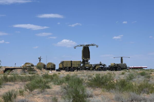 3, 2, 1... ¡Fuego! Los S-300 destruyen blancos enemigos durante unos ejercicios en Astracán  - Sputnik Mundo