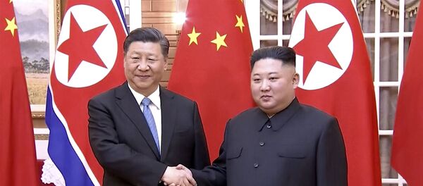 El presidente de China, Xi Jinping, y el líder norcoreano, Kim Jong-un - Sputnik Mundo