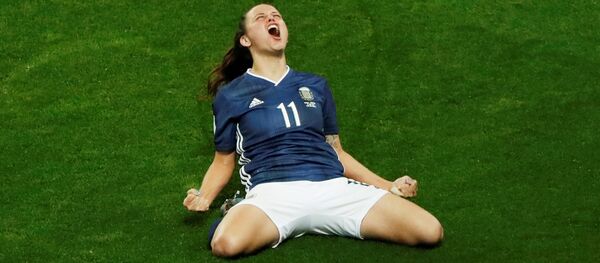 La futbolista argentina Florencia Bonsegundo celebra un gol en el partido frente a Escocia por la Copa del Mundo femenina - Sputnik Mundo