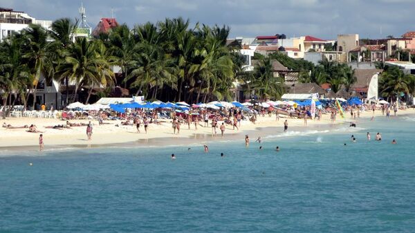 Turistas en la playa del Carmen, México - Sputnik Mundo