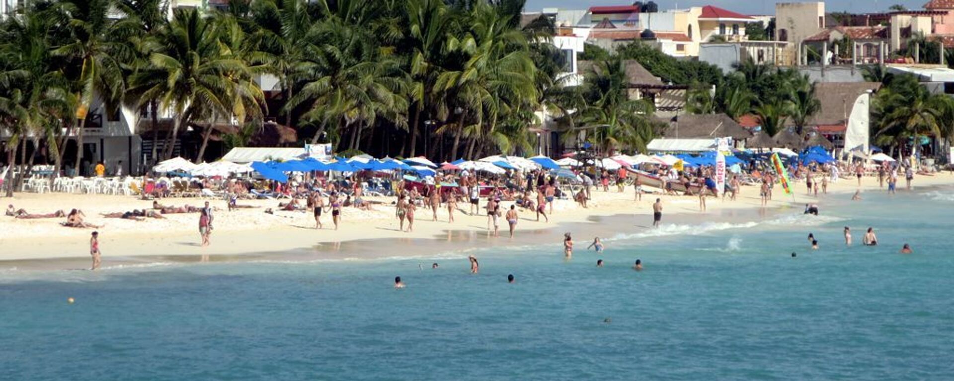 Turistas en la playa del Carmen, México - Sputnik Mundo, 1920, 10.10.2022