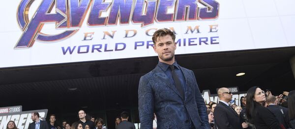 El logo de la película 'Vengadores: Endgame'  y el actor Chris Hemsworth  - Sputnik Mundo