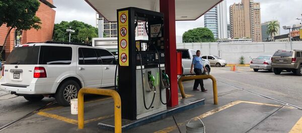 El precio de la gasolina en Venezuela es simbólico, las propinas a los trabajadores de las estaciones de servicio suelen ser mayores al pago del combustible - Sputnik Mundo
