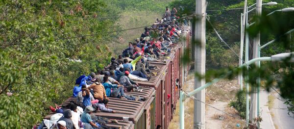 Migrantes centroamericanos cruzando México - Sputnik Mundo