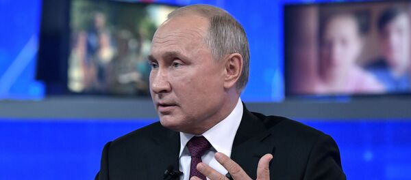 El presidente de Rusia, Vladímir Putin, en la 'Línea directa' El presidente de Rusia, Vladímir Putin, en la 'Línea directa' - Sputnik Mundo