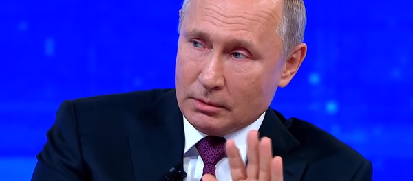 El presidente de Rusia, Vladímir Putin, en la 'Línea directa' de 2019 El presidente de Rusia, Vladímir Putin, en la 'Línea directa' de 2019 - Sputnik Mundo