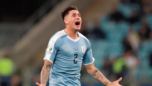 José María Giménez, de la selección uruguaya, celebra el segundo gol contra Japón en Copa América - Sputnik Mundo