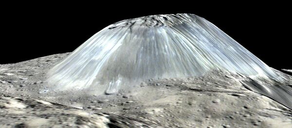 La montaña Ahuna Mons en Ceres (reconstrucción gráfica) - Sputnik Mundo